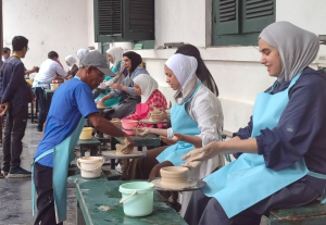 Diplomasi Budaya Indonesia–Kuwait: Generasi Muda Menyatu Lewat Angklung dan Batik